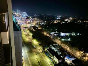 uitzicht op een stad 's nachts met verlichting bij Executive Condo unit @ the Palladium in Iloilo City