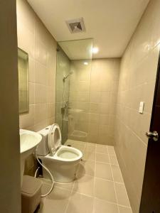 een badkamer met een toilet en een wastafel bij Executive Condo unit @ the Palladium in Iloilo City