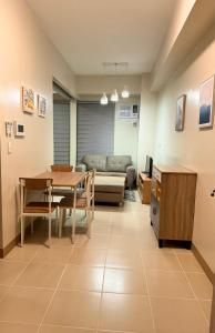 een woonkamer met een tafel en een bank bij Executive Condo unit @ the Palladium in Iloilo City