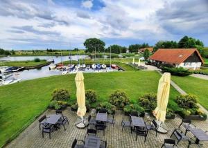 een terras met tafels en stoelen bij Pensjonat Żurawi Kąt in Górkło