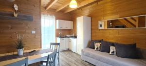 Kuchyňa alebo kuchynka v ubytovaní Resort EDEN domki, apartamenty i pokoje