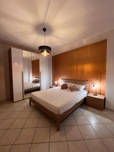 um quarto com uma cama grande e uma parede de madeira em Tre Monti em Guardiagrele