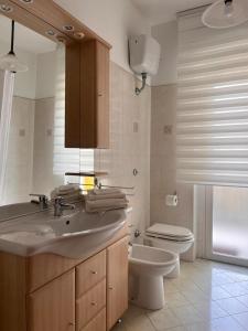 uma casa de banho com um lavatório e um WC em Tre Monti em Guardiagrele