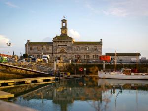 un gran edificio con una torre de reloj encima en Boutique Seaside Apt With Patio Pass the Keys en Ramsgate