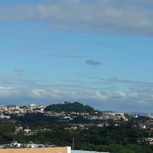 vistas a una ciudad con árboles y edificios en Casa dragão, en Oporto