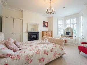 a bedroom with a bed and a chandelier at 4 Bed in Pevensey 85305 in Pevensey