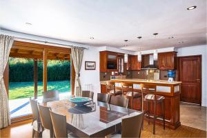a kitchen and dining room with a table and chairs at Casa de Campo in La Falda