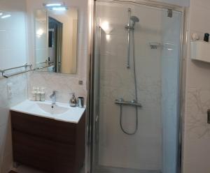 a bathroom with a sink and a shower at Studio tout confort à 5 mn métro+parking gratuit in Montreuil +13 photos