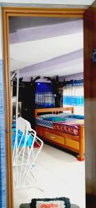 1 dormitorio con 2 literas y escalera en Home Stay Nawalapitiya en Nawalapitiya