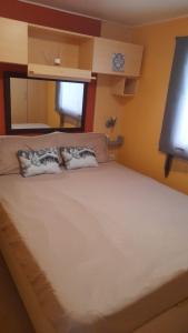 ein Schlafzimmer mit einem großen weißen Bett mit zwei Kissen in der Unterkunft La Caseta in Xàtiva