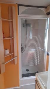 eine Küche mit einer Glastür eines Kühlschranks in der Unterkunft La Caseta in Xàtiva