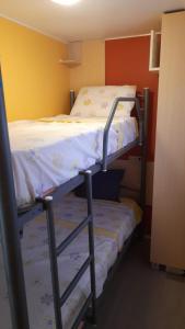ein paar Etagenbetten in einem Zimmer in der Unterkunft La Caseta in Xàtiva