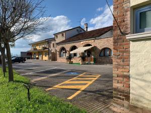 an empty street in front of a building at Hotel Locanda Dolce Vita in San Donà di Piave