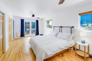 1 dormitorio blanco con 1 cama y 2 ventanas en Durango Tango, en Durango