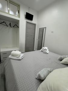 ナポリにあるSweet Houseのタオルが敷かれたベッドが2つある寝室