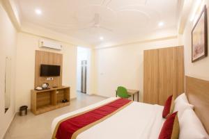 TV a/nebo společenská místnost v ubytování Hotel Lemon Suites & Banquet Noida Sector 62