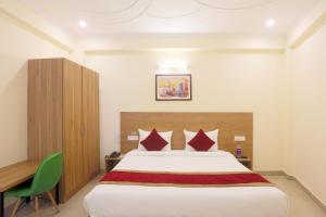 Postel nebo postele na pokoji v ubytování Hotel Lemon Suites & Banquet Noida Sector 62
