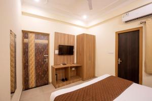 Postel nebo postele na pokoji v ubytování Hotel Lemon Suites & Banquet Noida Sector 62