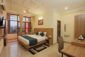 Postel nebo postele na pokoji v ubytování Hotel Lemon Suites & Banquet Noida Sector 62