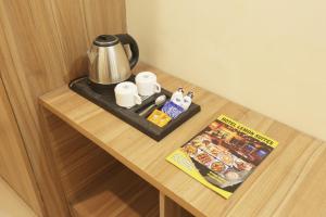 Příslušenství pro přípravu čaje a kávy v ubytování Hotel Lemon Suites & Banquet Noida Sector 62
