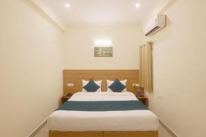 Postel nebo postele na pokoji v ubytování Hotel Lemon Suites & Banquet Noida Sector 62