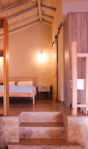 Longá的住宿－Semeli’s house，一间卧室设有两张床,房间设有楼梯。