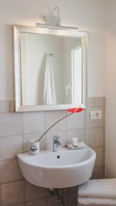 マルツァメミにあるMaNanna B&Bのバスルーム(白い洗面台、鏡付)