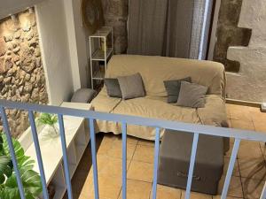 - une chambre avec un lit et des oreillers dans l'établissement Reconnectar Ca La Noni, à Calonge