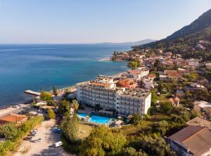 una vista aérea de un complejo y del océano en Potamaki Beach Hotel en Benitses