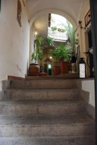 un grupo de escaleras con macetas en un edificio en Il Cortile nel Borgo, en Lanciano