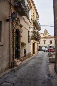an empty street in a city with a building at Il Cortile nel Borgo in Lanciano