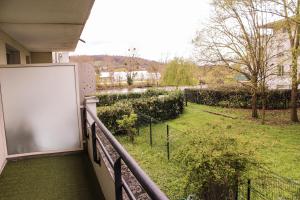 a balcony with a view of a yard at *Claire : Appartement avec *balcon + parking* in Mantes-la-Jolie
