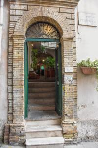 una entrada a un edificio con una puerta verde en Il Cortile nel Borgo, en Lanciano