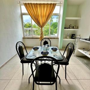 une table et des chaises dans une cuisine avec une fenêtre dans l'établissement Hotel Rega Suites Guayabitos - Family & Kitchen, à Rincon de Guayabitos