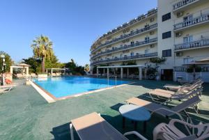Bazén v ubytování Potamaki Beach Hotel nebo v jeho okolí
