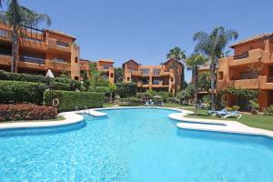 una gran piscina frente a un edificio en 1132 Cozy apartment amazing pool and garden viewbel air, en Estepona