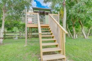 ボニータ・スプリングスにあるSuper Private Home With Great Outdoor Spaceの木の家に続く階段