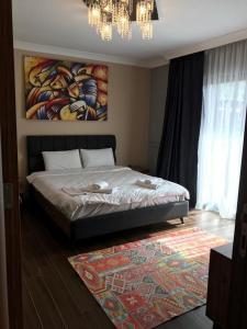 una camera da letto con un letto e un dipinto sul muro di DSF Villas & SPA A4 a Sapanca