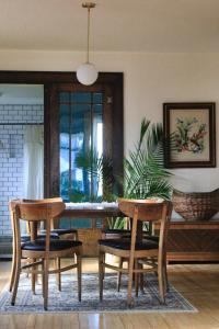 een eetkamer met een tafel en stoelen en een plant bij Garden Guesthouse in Viroqua