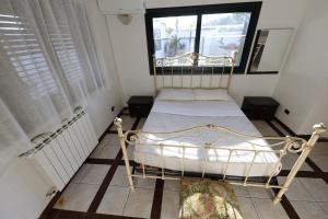- une chambre avec 2 lits et une fenêtre dans l'établissement Villa Courrier, à Tremestieri Etneo