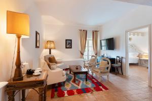Santavenere Hotel في ماراتييا: غرفة معيشة مع أريكة وطاولة