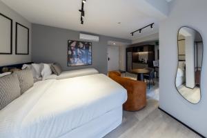 A bed or beds in a room at Charlie On The Parc Ibirapuera Hotel
