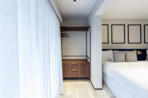 A bed or beds in a room at Charlie On The Parc Ibirapuera Hotel