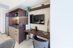 A kitchen or kitchenette at Charlie On The Parc Ibirapuera Hotel