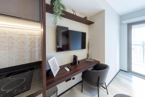 A television and/or entertainment centre at Charlie On The Parc Ibirapuera Hotel