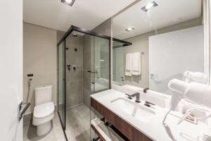A bathroom at Charlie On The Parc Ibirapuera Hotel