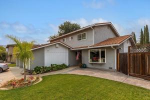 聖荷西的住宿－Silicon Valley Family Oasis 5-bedroom Luxury Home，白色的房子,有栅栏和院子