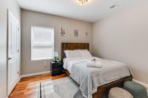 um quarto com uma cama grande e uma janela em Luxe Newark Retreat with Rooftop Deck Pets Welcome! em Newark