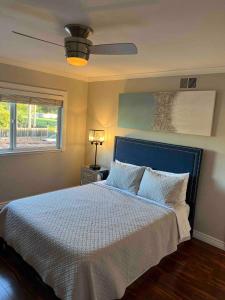 聖荷西的住宿－Silicon Valley Family Oasis 5-bedroom Luxury Home，一间卧室配有一张床和吊扇