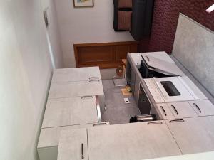 ein leeres Büro mit einem Schreibtisch mit Drucker in der Unterkunft Apartment Edelweiss-2 by Interhome in Werfenweng